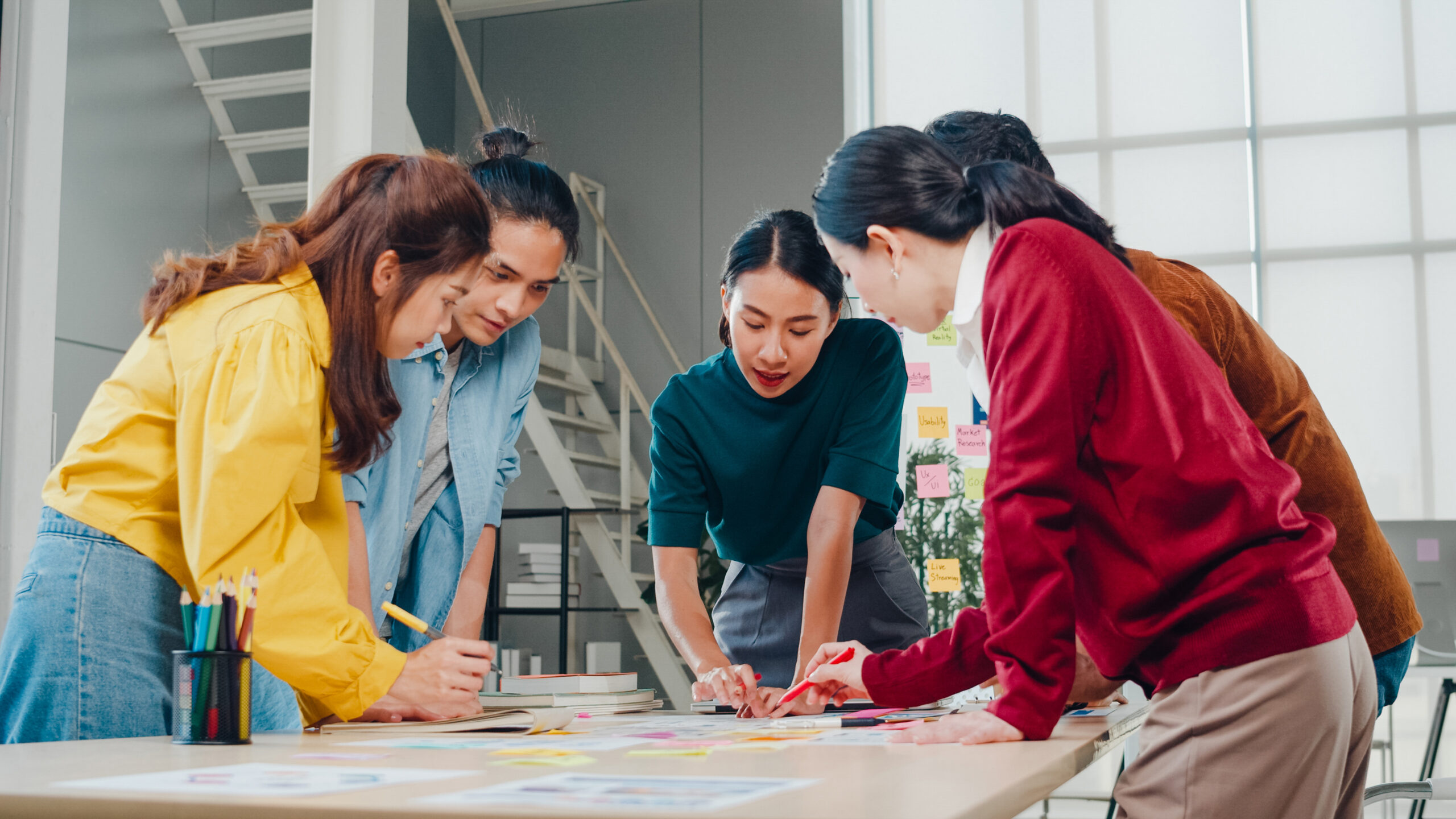 Asian businessmen and businesswomen meeting brainstorming ideas